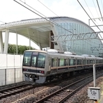 脱線事故発生時刻の直前に現場を通過する車両＝２５日午前９時１６分、尼崎市久々知３（撮影・中西幸大）