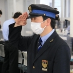 点呼を受ける。ベテランになり「現場で事故を伝えていく」と誓う＝ＪＲ西日本大阪車掌区