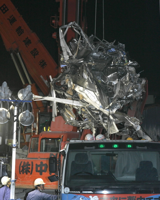 大破した車両。圧縮された車体そのものが凶器となった＝４月２９日午後８時ごろ、尼崎市久々知３