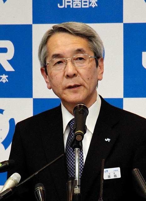 導入から１年たった非懲戒制度について説明するＪＲ西日本の来島達夫社長＝大阪市北区