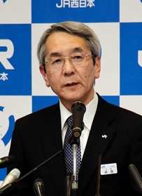 導入から１年たった非懲戒制度について説明するＪＲ西日本の来島達夫社長＝大阪市北区
