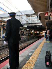 現場で日々「安全最優先」を担う運転士＝ＪＲ尼崎駅