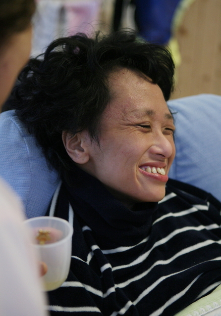 自宅で柔らかな笑顔を浮かべる鈴木順子さん＝２９日午後、西宮市（撮影・大山伸一郎）