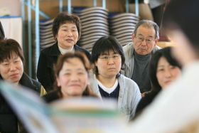 亡き娘をしのぶ集いに招かれた上田直子さん（上左）。父親の秀夫さん（上右）も同席した＝１９日午後、志手原幼稚園（撮影・大森　武）
