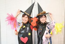 あーやん（左）は大きなハートが入ったマント、ゆーみんは帽子のきらきらモールがポイント。「魔女になりきって遊んでみて」＝神戸新聞社（撮影・後藤亮平）