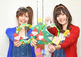 ゆーみんはカラフルなモ－ル、あーやんは金色のリボンで飾り付け。「作り方は同じなのに、雰囲気が違って面白いね」＝神戸新聞社（撮影・後藤亮平）