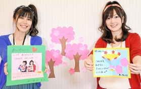開くと写真や花束が立体的に飛び出すカード。「大切な人の笑顔を思い浮かべながら作ってみて」＝神戸新聞社（撮影・後藤亮平）