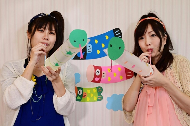 ストローから息を吹き込むとニョロニョロ飛び出すヘビ。「みんなを驚かせちゃおう」＝いずれも神戸新聞社（撮影・秋山亮太）