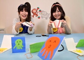 的当てゲームで遊ぶあーやん（左）とゆーみん。どっちが先に全部倒せるかを競ったよ（撮影・秋山亮太）