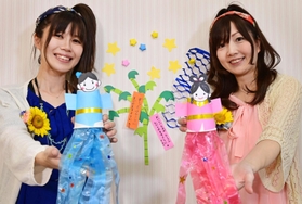 織り姫とひこ星の紙コップ人形。「長めのひらひらがポイント。七夕飾りを壁いっぱいに貼って気分を盛り上げて」＝神戸新聞社（撮影・秋山亮太）