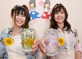 「いろんな色に光って本当にきれい。大成功！」。完成したスノードームを手にするあーやん（左）とゆーみん＝神戸新聞社（撮影・秋山亮太）