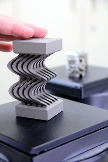 高い技術力をを生かした金属のオブジェ＝明石市大久保町江井島