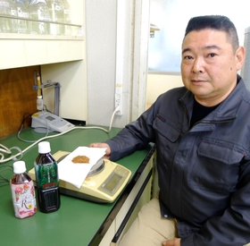 自社開発のお茶「パルファン・ド・ローズ」（左）と「レディッシュティー」の説明をする北村佳久社長＝明石市田町２