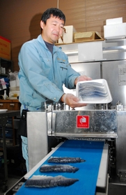 しめサバのカットを試行する社員＝明石市松の内１