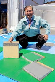 硬化が早い素材を使用し、短時間での床改修工事に取り組む生野行利社長＝神戸市西区岩岡町