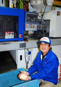 樹脂製プーリーが使われているプラスチック部品の成形加工機＝明石市魚住町金ケ崎