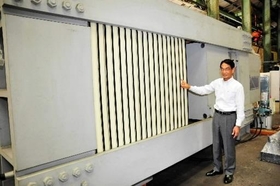 蛇腹構造や圧縮空気を利用した「ろ過圧搾機」＝明石市大久保町西島