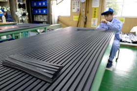 完成間近のゴム部品。細部を微調整し、仕上げる＝二見町南二見