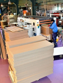 段ボール製造機器が並ぶ工場＝茶園場町