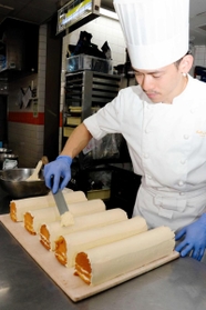 スポンジにバタークリームを塗るパティシエ＝明石市本町１