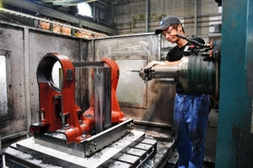 ラインの一部を加工する工程＝明石市港町