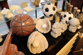 バスケットボールや野球のグラブなど多彩にデザインされた石＝明石市樽屋町