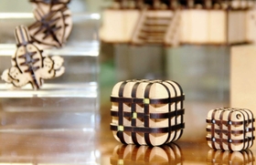 サイコロなどの３Ｄパズルも並ぶ＝大久保町山手台２