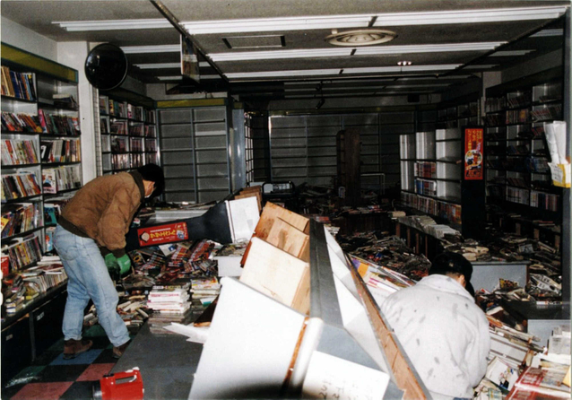 阪神・淡路大震災直後のサンパル店。棚は折れて倒れ、本が散乱している＝神戸市中央区雲井通５、サンパル（工藤恭孝社長提供）