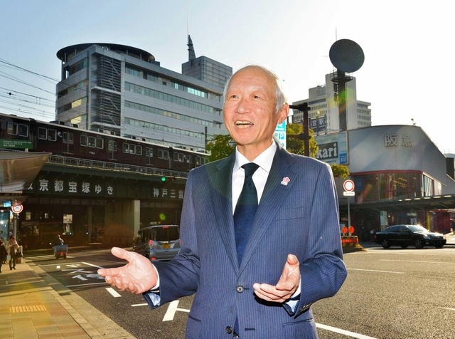 神戸三宮駅周辺の再開発への思いを語る角和夫さん＝神戸市中央区布引町４（撮影・中西幸大）