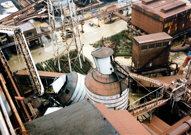 阪神・淡路大震災で被災した神戸製鉄所の高炉関連施設＝１９９５年１月、神戸市灘区灘浜東町（神鋼提供）