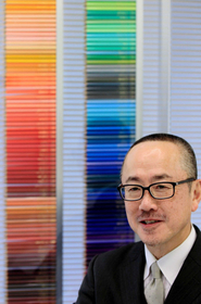 社内で展示されている「５００色の色えんぴつ」の前で話す矢崎和彦社長。ばら売りはしない＝神戸市中央区浪花町（撮影・斎藤雅志）