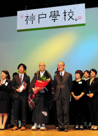 「神戸学校」を終えると講師や若手社員らと記念写真を撮る。「つながりが会社の財産になっている」と矢崎和彦社長＝いずれも神戸市中央区浪花町（撮影・山崎　竜）
