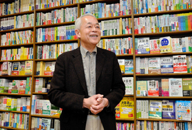 専門書が並ぶ書棚の前に立つ工藤恭孝社長。「豊富な品ぞろえで読者のニーズに応えたい」と話す＝神戸市中央区三宮町１、ジュンク堂書店三宮店（撮影・後藤亮平）
