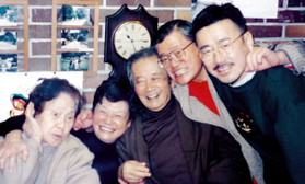 １９９７年に撮った家族写真。右から矢崎和彦社長、２代目社長で兄の勝彦氏、創業者で父の又次郎氏、長姉の和子さん、母のつよさん＝京都市内（矢崎さん提供）