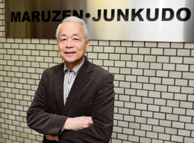 丸善書店とジュンク堂書店の本部の前に立つ工藤恭孝社長。「丸善の文具売り場をジュンク堂に併設する店舗もあり、両方の良さを生かせている」＝東京都新宿区三栄町（撮影・村中拓久）