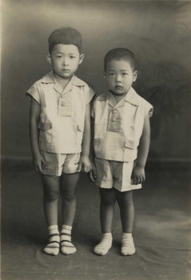 ４歳の工藤恭孝さん（右）と２歳上の兄の俊彰さん。当時は父の淳さんが映画関係の仕事をしていた（工藤恭孝さん提供）
