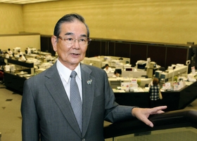 本店営業部に立つ橋本博之さん。「人を助ける『金貸し』になるのが大切」＝尼崎市開明町３、尼崎信用金庫（撮影・辰巳直之）