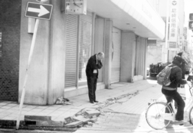 震災直後の尼崎信用金庫西宮支店＝１９９５年１月１９日、西宮市