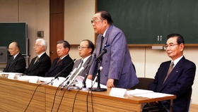 破綻した関西西宮信用金庫の事業譲渡について会見で説明する兵庫県内４信用金庫の理事長ら。右端が橋本博之さん。立っているのが当時の県信金協会会長の園田正和さん＝２００１年１１月、神戸市中央区