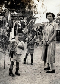 幼稚園のころの角さん（左）。七夕会で母、兄と（提供写真）