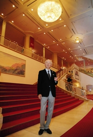 新人公演の鑑賞で宝塚大劇場を訪れた角和夫さん＝宝塚市栄町１（撮影・三浦拓也）