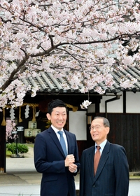 神戸酒心館の安福幸雄会長（右）と武之助社長。阪神・淡路大震災後に植えた桜の幼木２０本が見事に育った＝神戸市東灘区御影塚町１、神戸酒心館（撮影・後藤亮平）