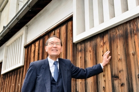焼き板の外壁を前に語る安福幸雄さん。「酒蔵の風情を味わえるまちづくりを目指した」＝神戸市東灘区御影塚町１（撮影・中西幸大）
