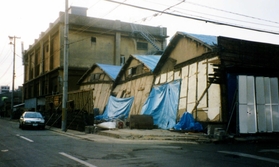 修復が進む木造蔵（神戸酒心館提供）
