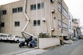 阪神・淡路大震災でカワノの本社は事務所棟１階が完全に押しつぶされた（いずれも１９９５年１月下旬撮影、河野忠友さん提供）