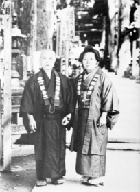 河野護謨工業所を起こした河野忠次郎さんと妻けいさん。創業時は、忠次郎さんと２代目の社長となる忠平さんの２人で経営に当たった（１９２９年撮影、河野忠友さん提供）