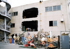 震災では本社の旧事務所棟にも、搬出用の穴が開けられた（１９９５年１月下旬撮影、河野忠友さん提供）