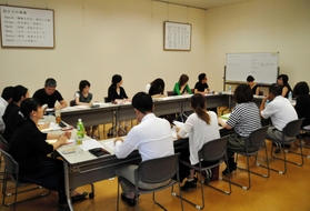 直営店店長らを対象に始めた研修会。販売スタッフの性格や得意分野など、店長には部下の情報把握が求められている＝神戸市長田区大道通５