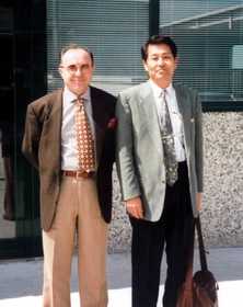イタリアの訪問時に記念撮影した田中さん（右）と、テクニメタルの社長（１９９６年ごろ撮影、日本ジャバラ工業提供）