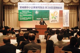 宮城県中小企業家同友会の講演会で、阪神・淡路大震災の経験と教訓について話す田中さん（２０１１年５月２７日撮影、宮城県中小企業家同友会提供）